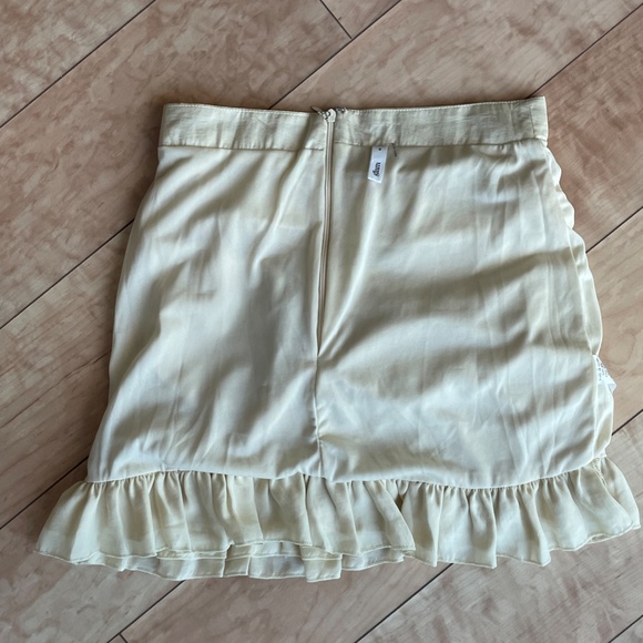 "Glam" Label Ruffled Cream Skirt, Women's Size Small - Picture 7 of 7